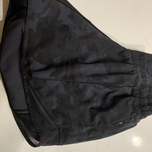 Lululemon Hotty Hot Shorts 4” size 6